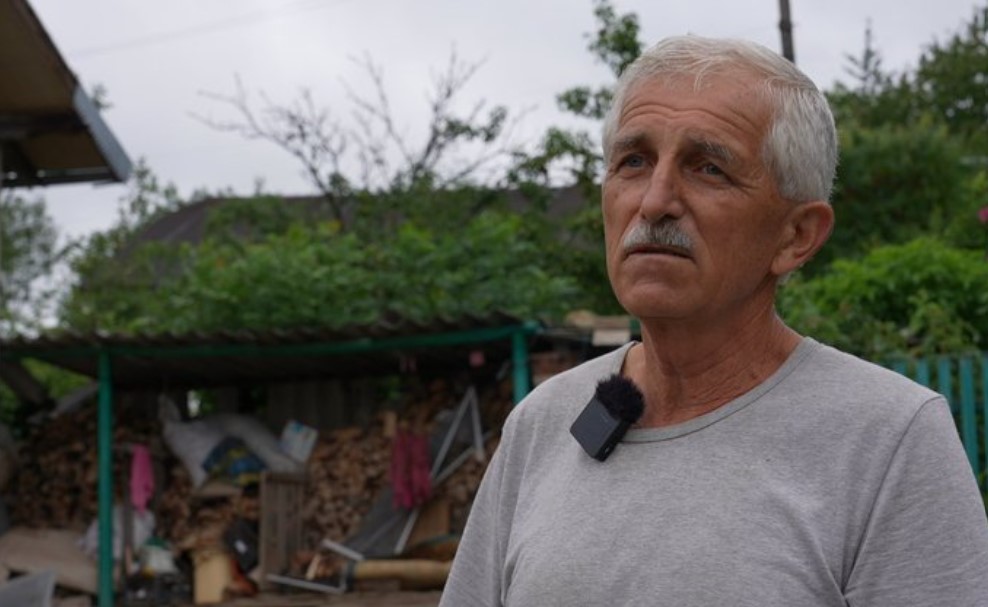 «Розходиться хата. Працюємо відтоді, коли був обстріл». Як на Івано-Франківщині продовжують лагодити домівки після атаки (ФОТО)