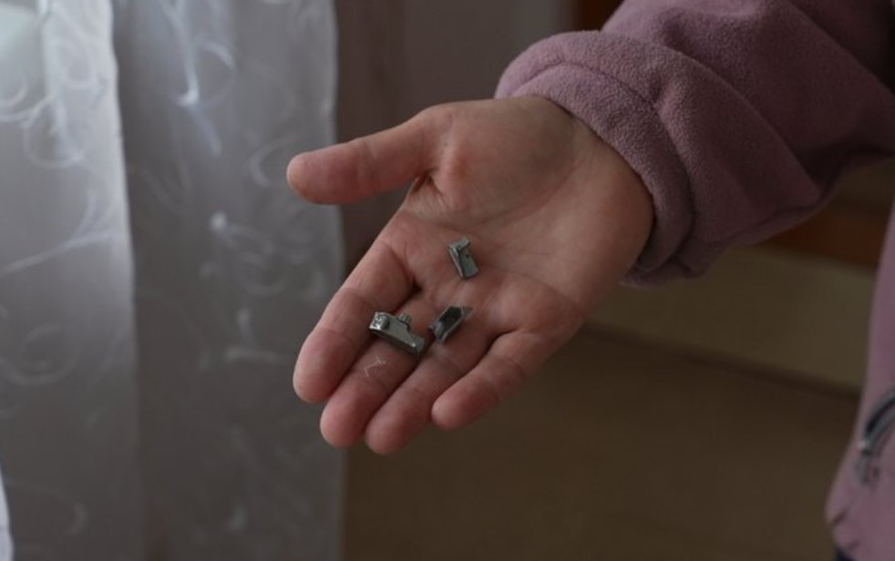 «Розходиться хата. Працюємо відтоді, коли був обстріл». Як на Івано-Франківщині продовжують лагодити домівки після атаки (ФОТО)
