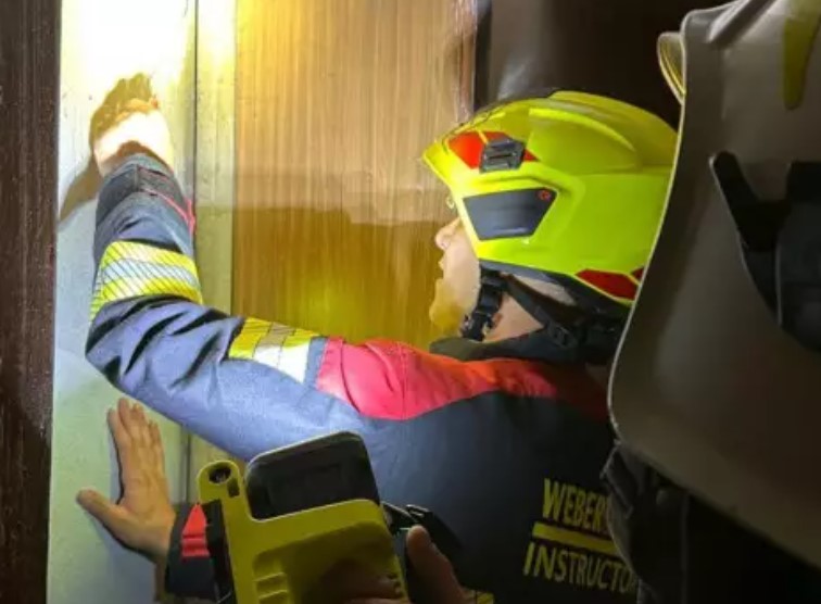 В Івано-Франківську рятувальники допомогли десятирічній дитині, яка застрягла в ліфті (ФОТО)