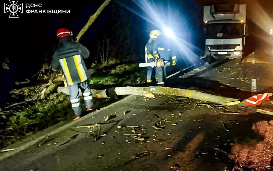 На Івано-Франківщині рятувальники ліквідували наслідки негоди (ФОТО)