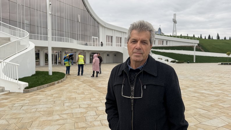 «Це є знаком Божої милості»: на Івано-Франківщину привезли частину хреста, на якому розіп'яли Ісуса