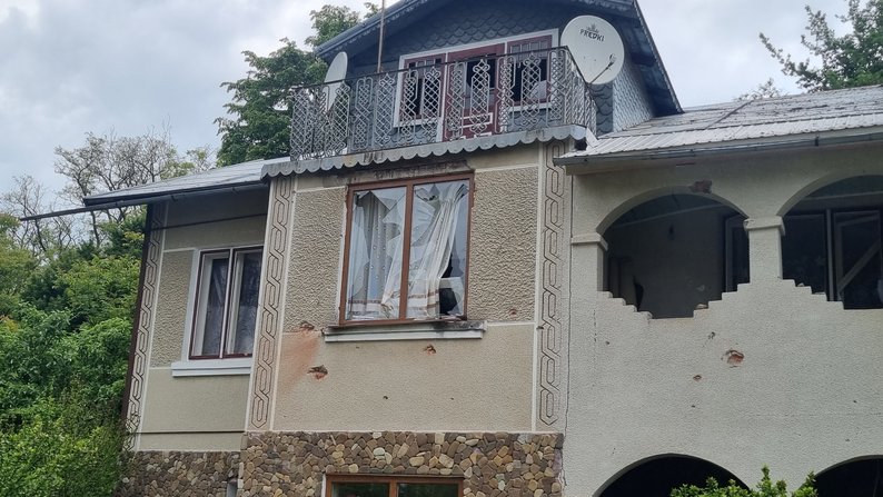 Уламки "шахедів" пошкодили приватні господарства й вбили бика: наслідки ворожої атаки на Івано-Франківщині (ФОТО)