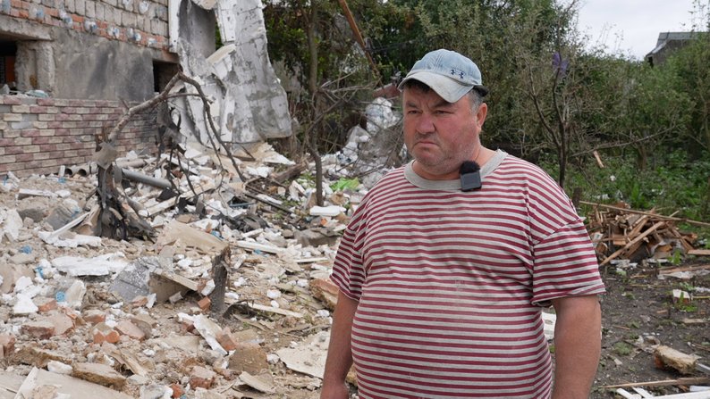 «Розходиться хата. Працюємо відтоді, коли був обстріл». Як на Івано-Франківщині продовжують лагодити домівки після атаки (ФОТО)