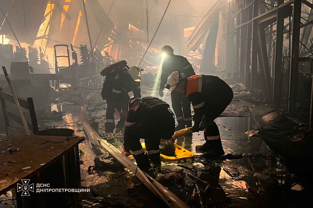 16 загиблих і 130 постраждалих: у Кривому Розі тривають пошуки людей після удару по ТЦ