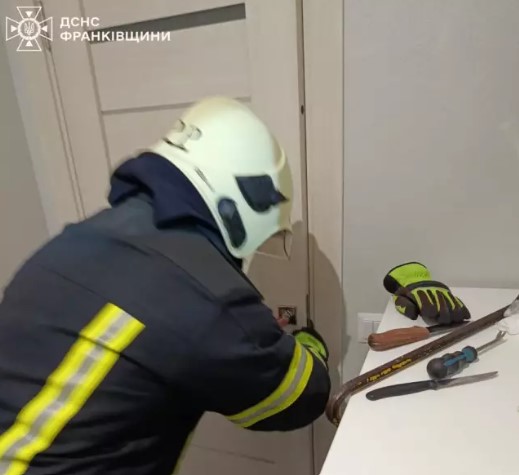 В Івано-Франківську рятувальники допомогли деблокувати двері кімнати, де зачинився дворічний хлопчик (ФОТО)