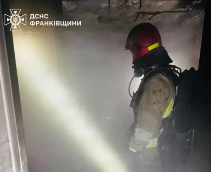 Загорілися речі домашнього вжитку: в Івано-Франківську сталася пожежа в гуртожитку (ФОТО)