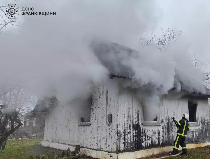 На Івано-Франківщині під час пожежі житлового будинку врятували чоловіка (ФОТО)