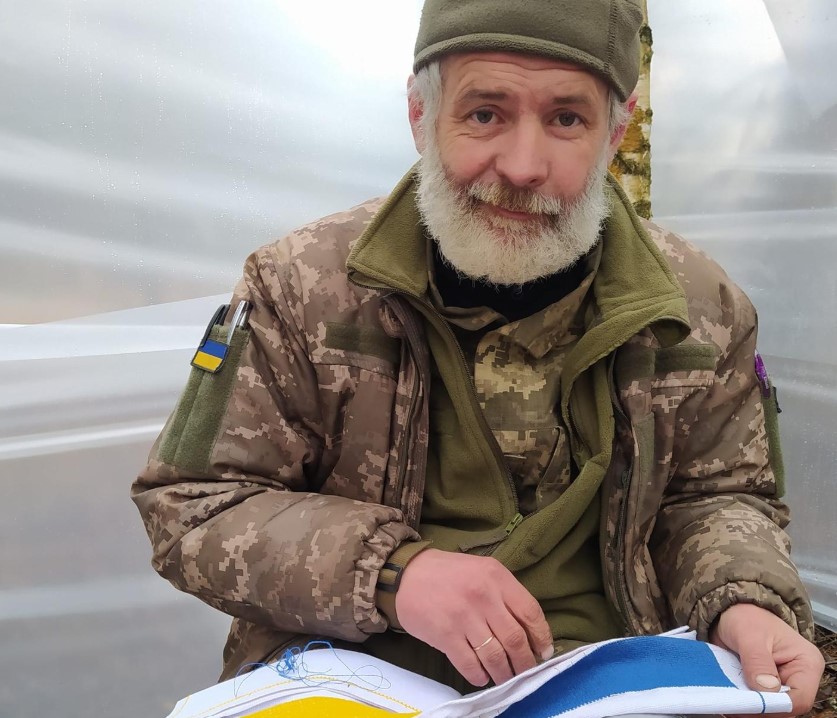 Створив десятки речей: історія воїна Руслана «Руса» з Івано-Франківська, який вишиває обереги для побратимів (ФОТО)