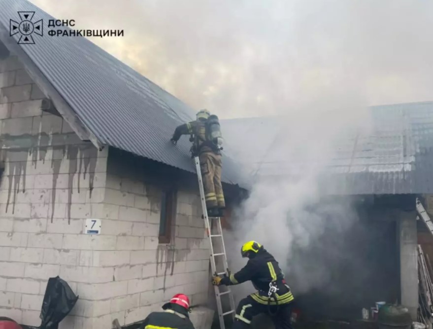 На Прикарпатті рятувальники загасили пожежу гаража (ФОТО)