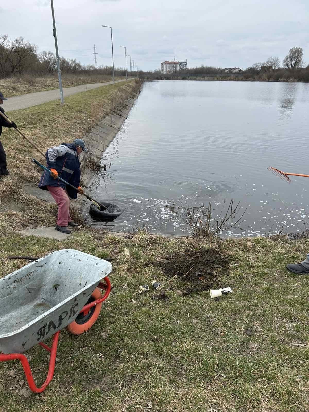 В Івано-Франківську комунальники продовжують весняне очищення водойм (ФОТО)