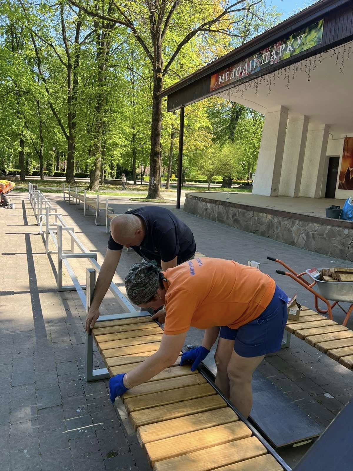 У парках і скверах Івано-Франківська планово реставрують вуличні меблі (ФОТО)