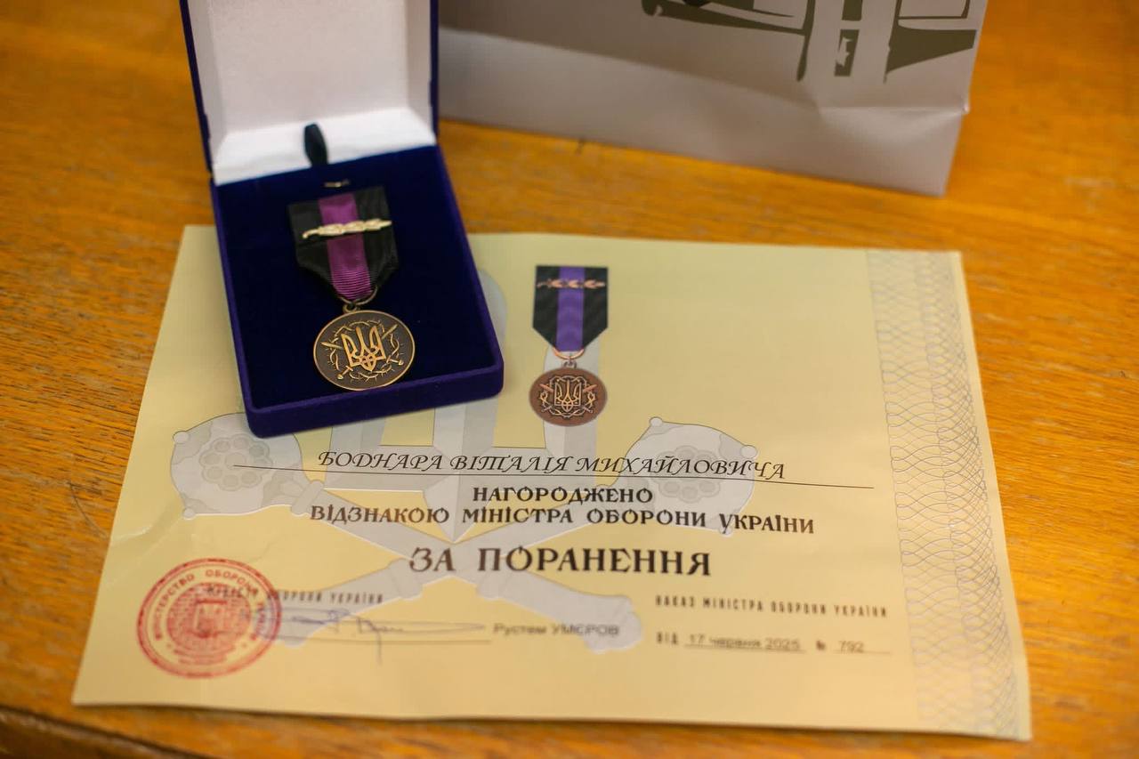 В Івано-Франківську відзнакою Міністра оборони України «За поранення» нагородили захисника Віталія Боднара