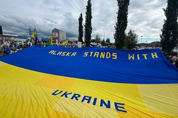 Аляска, Трамп когнітивних дисонансів, B-2 над путіним: заголовки світових медіа, мова тіла й лист Меланії про викрадених українських дітей (з фотожабами)