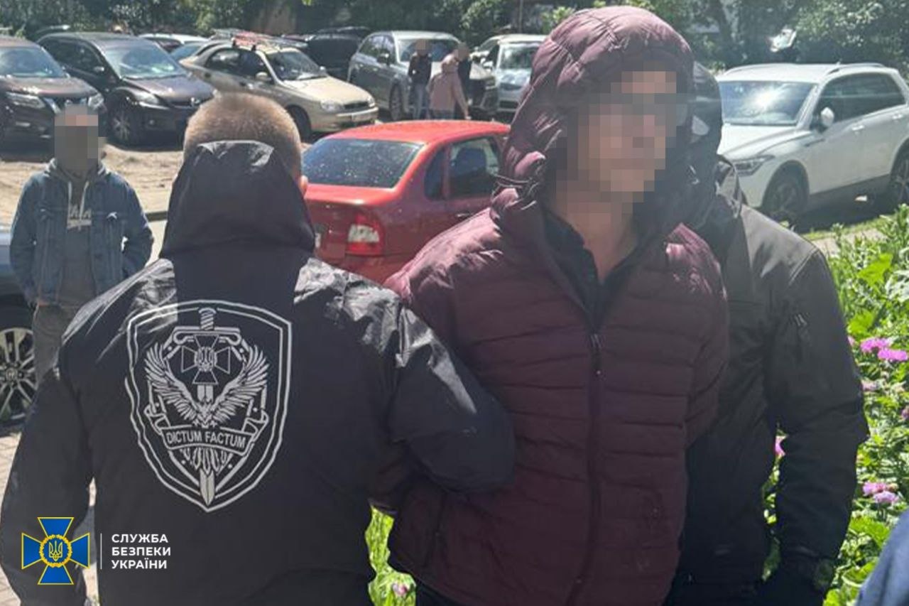 У різних регіонах України СБУ проводить низку затримань високопосадовців. «Відкати» на Starlink, хабарі за електростанцію та схеми в БЕБ