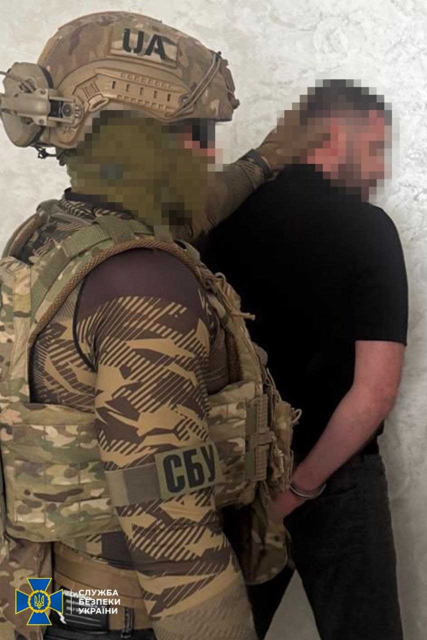 У різних регіонах України СБУ проводить низку затримань високопосадовців. «Відкати» на Starlink, хабарі за електростанцію та схеми в БЕБ