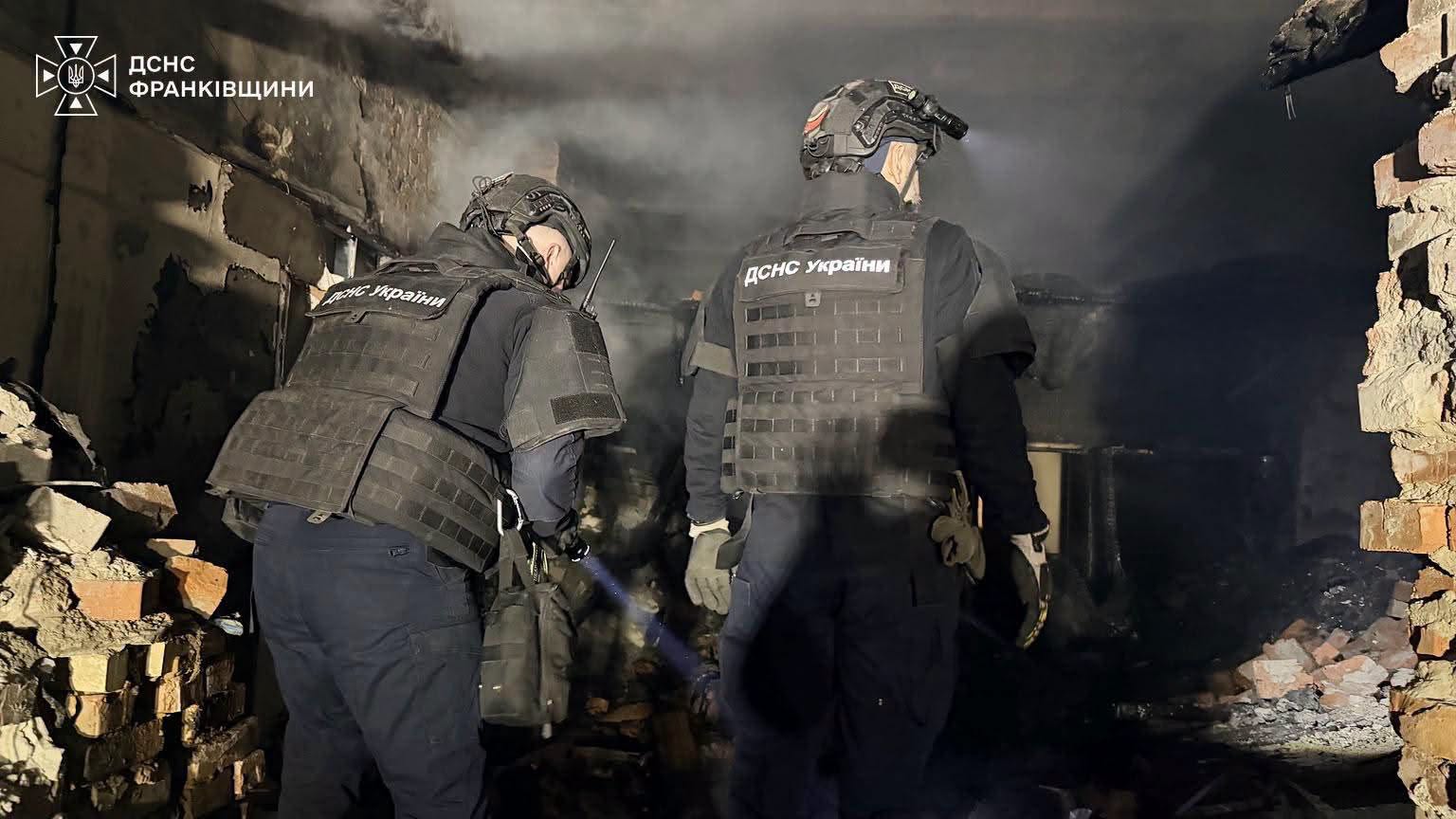 Рятувальники ліквідували пожежі в Івано-Франківську після ворожої атаки (ФОТО/ВІДЕО)