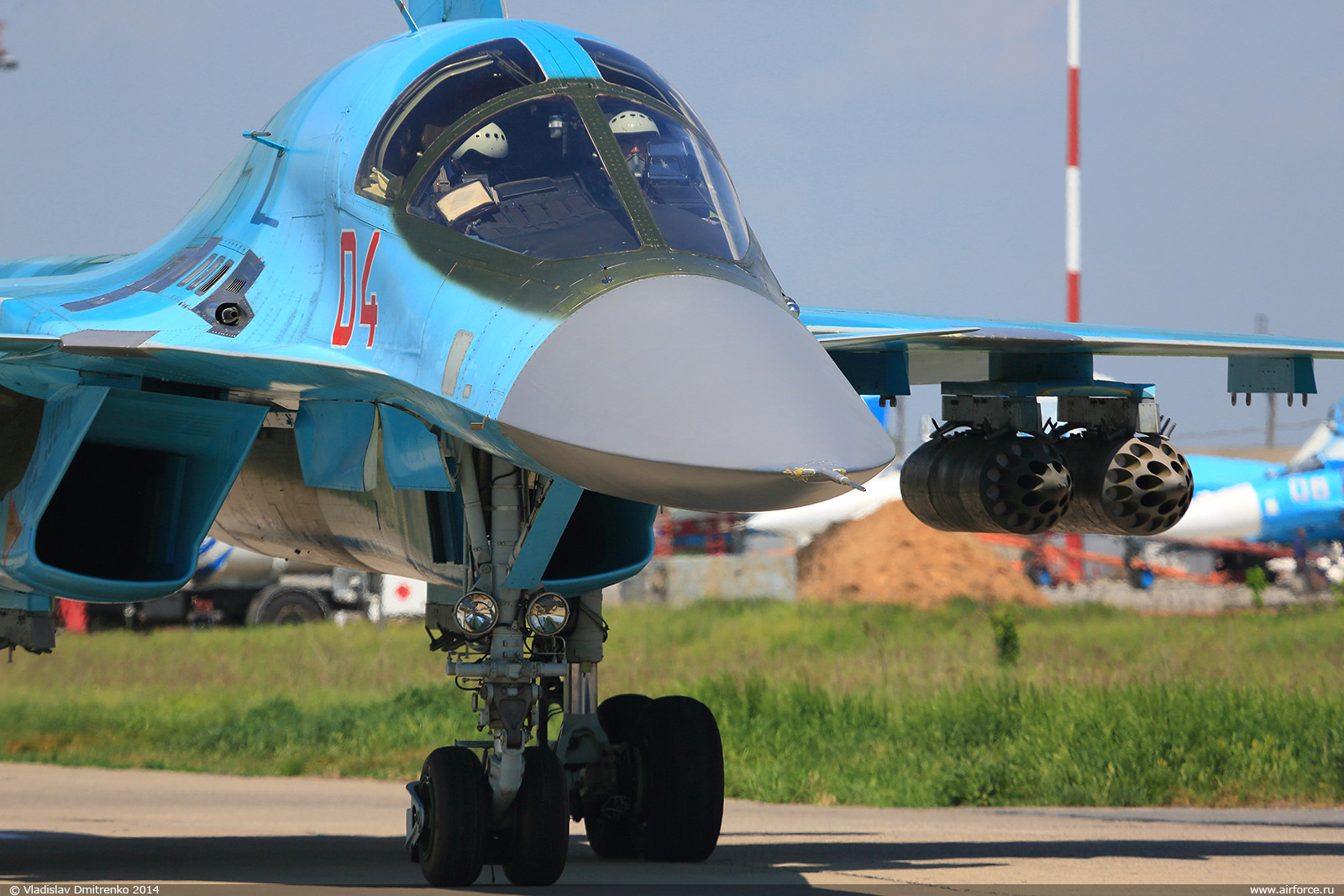 Су 34 сравнение. Су-34 утенок. Су-34 бомбардировщик. Су-34 воздухозаборник. Су-34 вооружение.