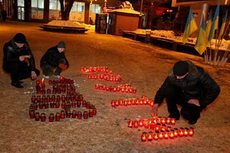 Франківські пластуни відзначили 94-річницю бою під Крутами фотографуванням з кулеметом