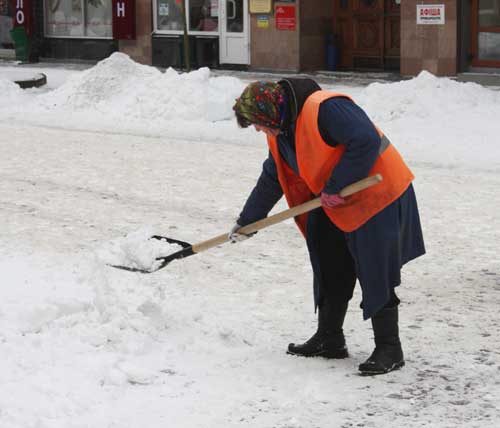 Вночі в Івано-Франківську розкидуватимуть сніг 6 грейдерів