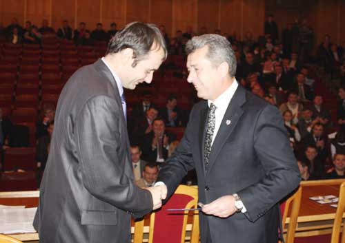 Віктор Анушкевичус вручив новообраним депутатам депутатські посвідчення