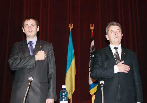 Віктор Анушкевичус вручив новообраним депутатам депутатські посвідчення