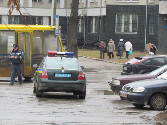 В Івано-Франківську водії їздять тротуарами, бо дороги дуже розбиті?