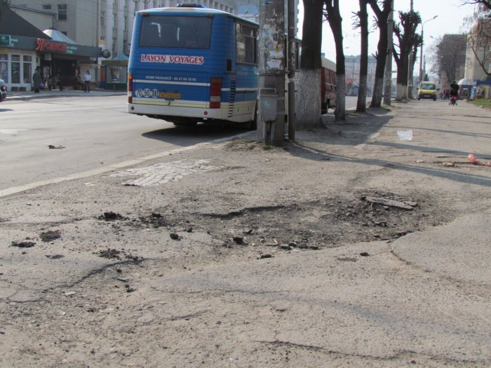 В Івано-Франківську водії їздять тротуарами, бо дороги дуже розбиті?