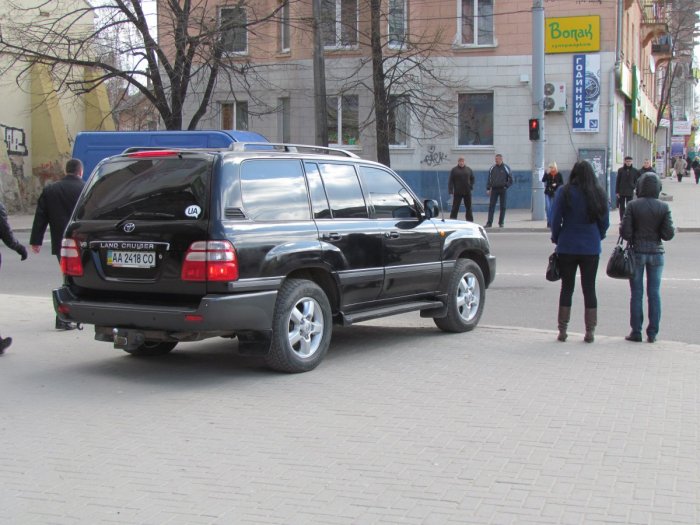 В Івано-Франківську водії їздять тротуарами, бо дороги дуже розбиті?