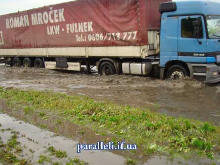 В Івано-Франківську затопило вулицю Надрічну