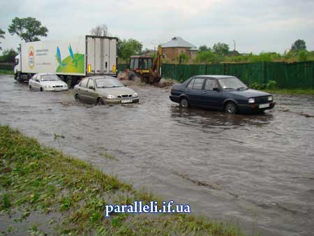 В Івано-Франківську затопило вулицю Надрічну