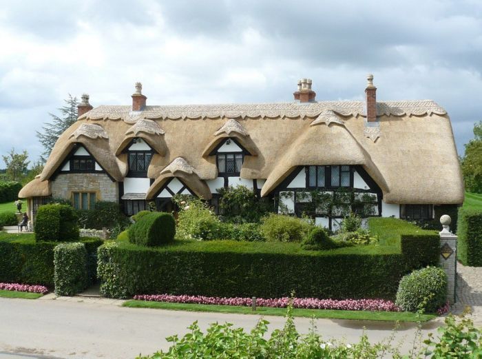 Традиция соломенных крыш уходит корнями в глубину веков. В старину соломенные крыши были в Англии наиболее распространены. Даже знаменитый лондонский театр 