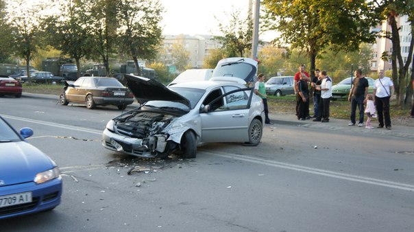 В Івано-Франківську зіткнулося 3 автомобілі