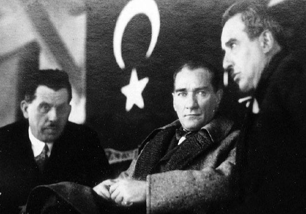 Мустафа Кемаль Ататюрк - в центре