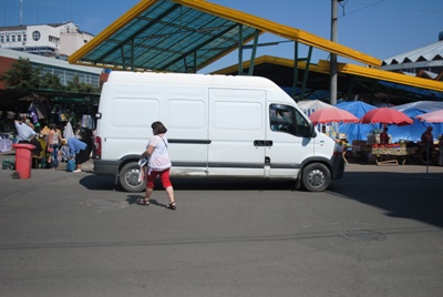 Припаркувався просто посеред дороги