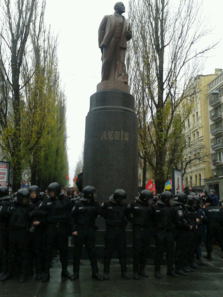 Міліція біля памятника Леніну. Фото з Twitter ВО Свобода