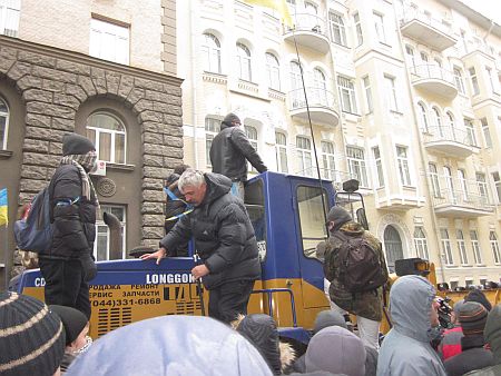 Дмитро Корчинський на тракторі, який, невідомо звідки, взявся на Банковій. Фото з Facebook Нелі Пославської