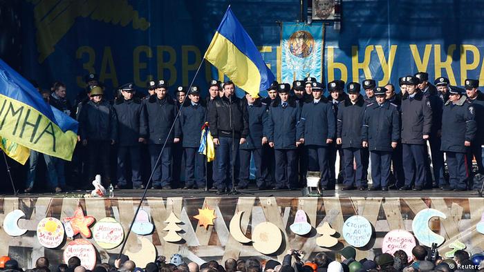Перешедшие на сторону оппозиции украинские милиционеры на Майдане