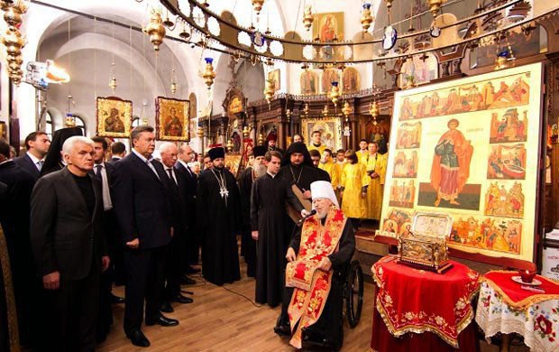 Янукович со свитой на открытии подворья Свято-Пантелеймоновского Афонского монастыря