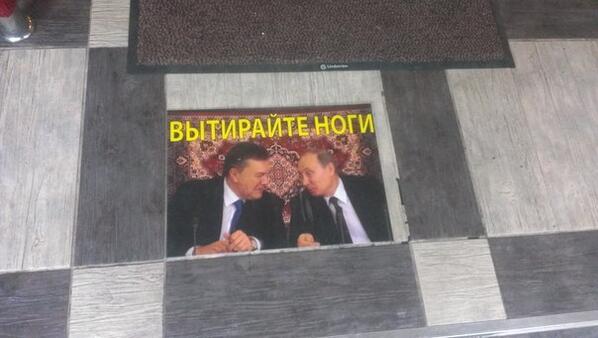 У центрі Києва в одному з ресторанів відвідувачів закликають витирати ноги об килимок із зображенням Віктора Януковича і Володимира Путіна