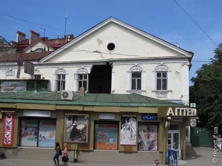 В Івано-Франківську сиплеться знаменитий будинок-пам’ятка В Івано-Франківську сиплеться знаменитий будинок-пам’ятка
