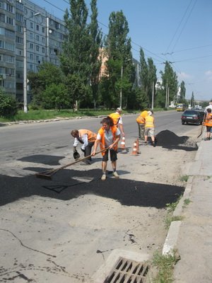 В Івано-Франківську триває ямковий ремонт вулиці Івана Миколайчука