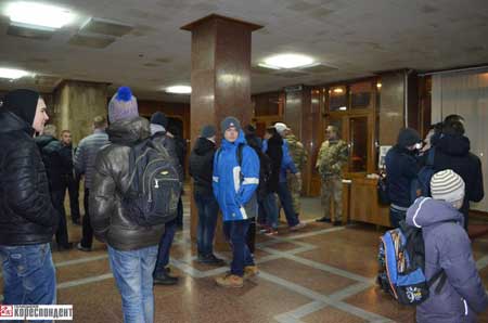 Жителі Прикарпаття просять Президента допомогти військовим у Дебальцевому 
