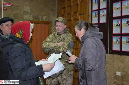 Жителі Прикарпаття просять Президента допомогти військовим у Дебальцевому 