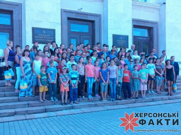 Дети участников АТО из Ивано-Франковской области больше получаса ждали губернатора Херсонщины Путилова