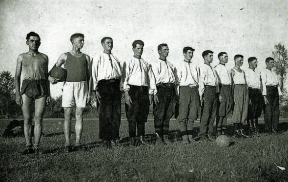 Футбольна команда села Нижній Вербіж Коломийського району, 1942 рік