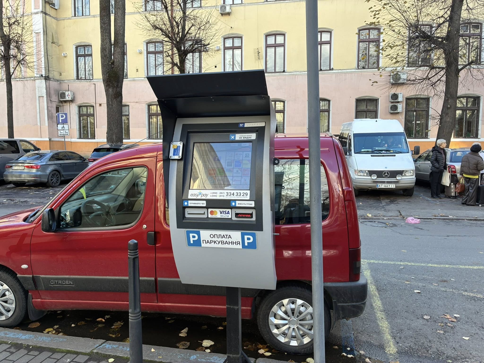фото: платні паркомісця