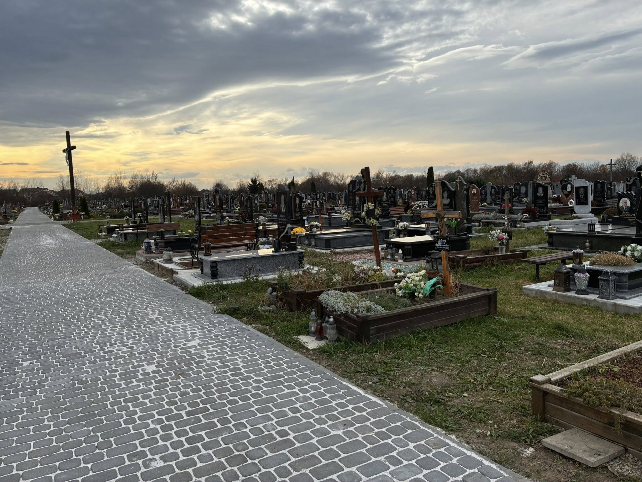 фото: облаштовані бруківкою алеї