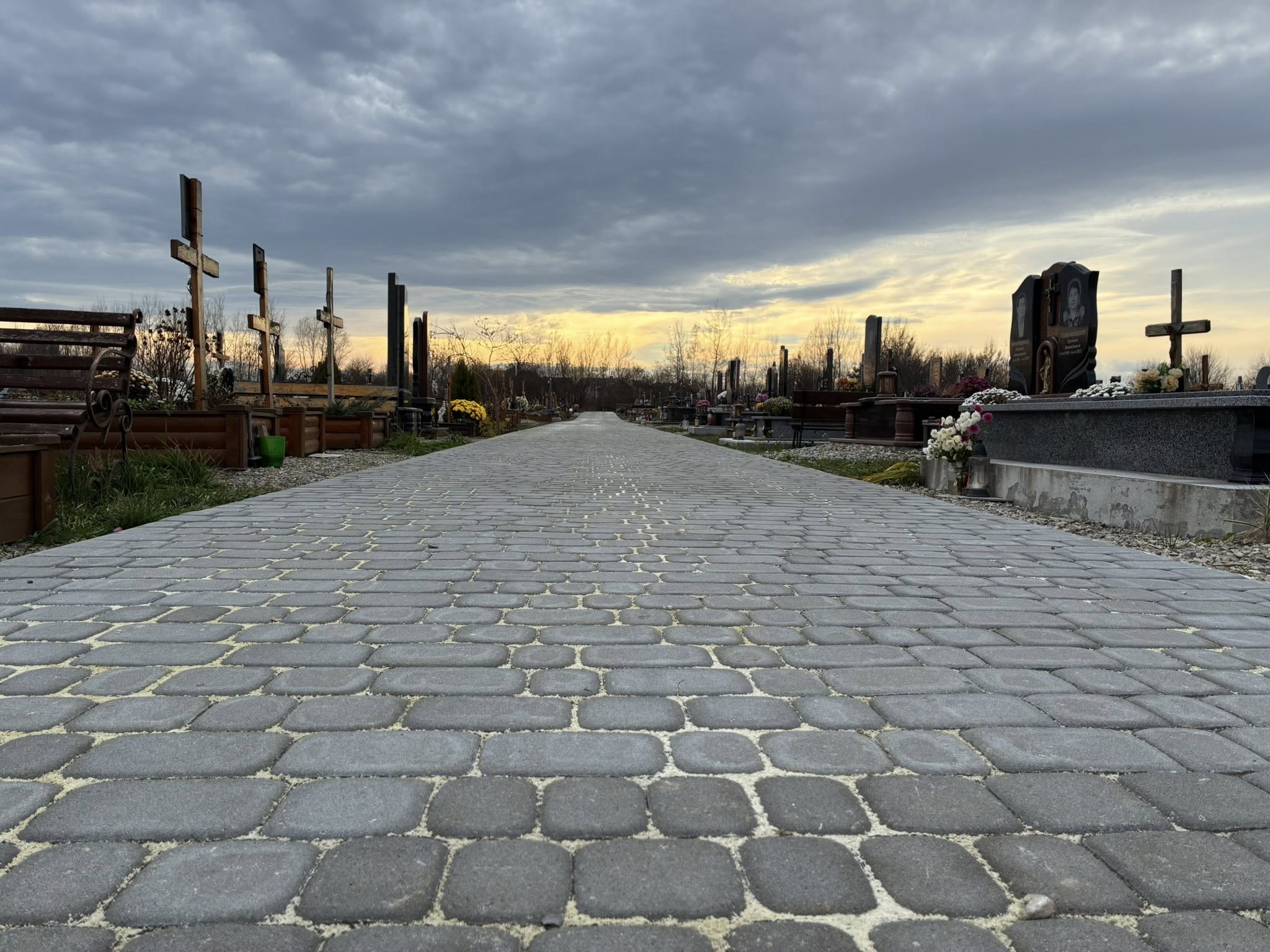 фото: облаштована алея