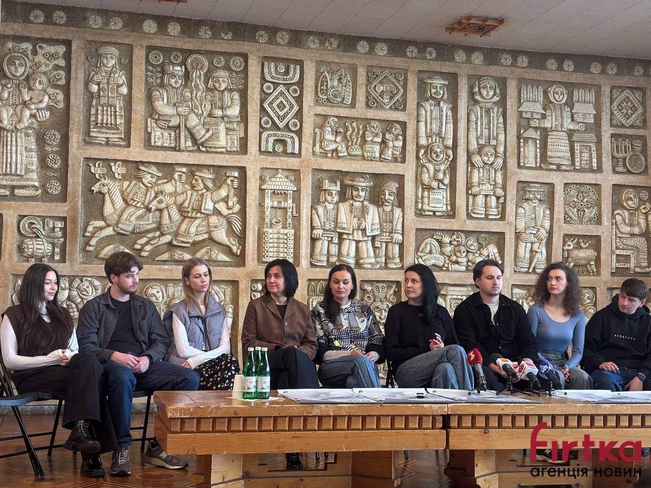 фото: промовці на пресконференції