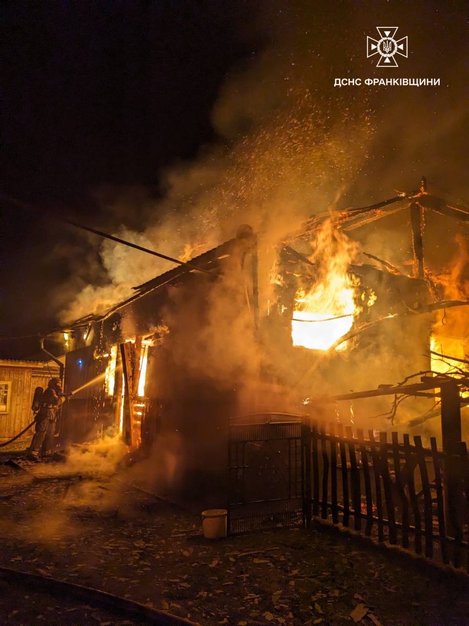 фото: з місця пожежі